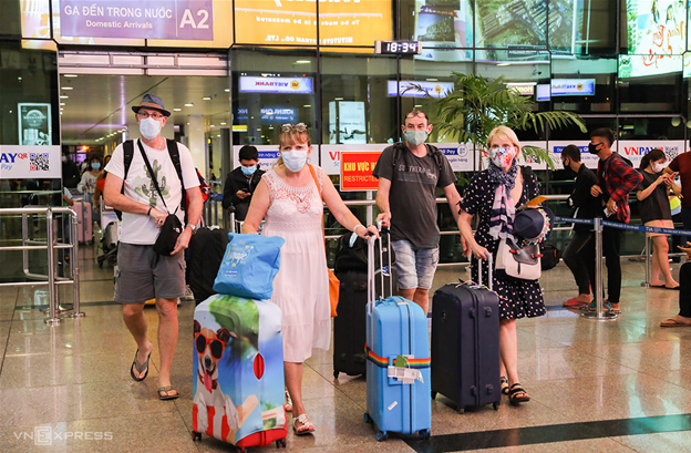 지난해 3월 떤선녓 공항에서 베트남에 입국하는 외국인. (사진=퀸 트란)