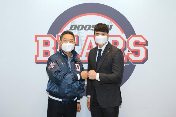 두산베어스 김재환(오른쪽)이 4년 총액 115억원으로 소속팀에 잔류하게 됐다. (사진=두산베어스)