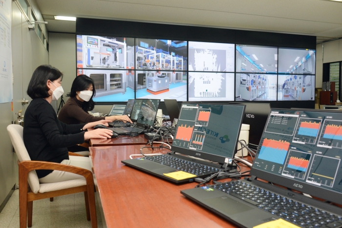 ETRI 연구진이 대전 ETRI 본원과 경산 스마트팩토리 간 실시간 시연을 준비하고 있다.(ETRI)