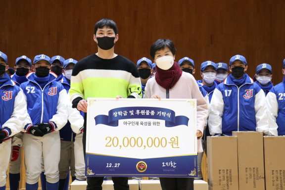 LG트윈스 오지환이 지난 27일 서울 잠신중학교에 2000만원 상당의 야구용품을 지원했다. (사진=LG트윈스)