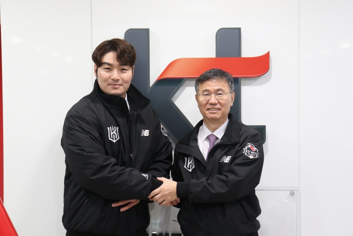 박병호(왼쪽)가 29일 kt위즈와 FA계약을 맺고 남상봉 대표이사와 기념촬영을 하고 있다. (사진=kt위즈)