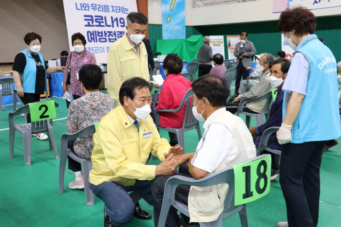 김재종 군수(왼쪽)가 예방접종센터를 방문해 접종 완료 어르신을 살피고 있다