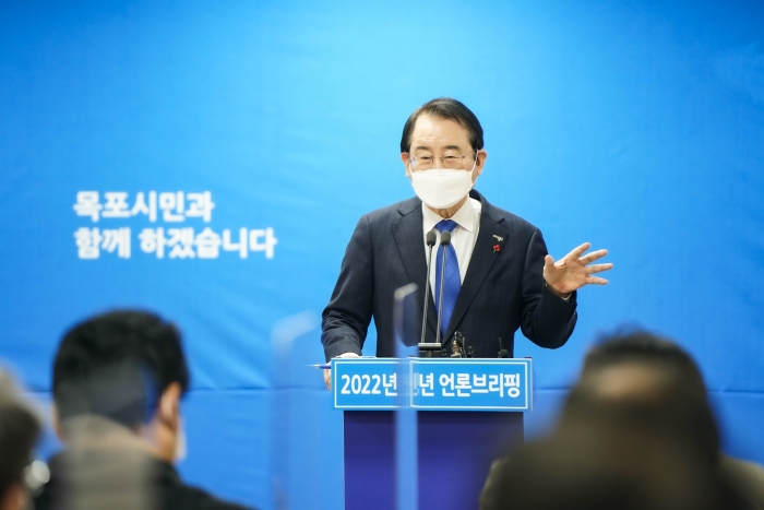 김종식 목포시장이 3일 신년 기자회견을 통해 목포 미래 비젼 제시를 하고 있다.