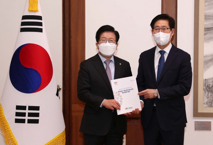 양승조 충남지사(오른쪽)가 박병석 국회의장을 만나 지원을 요청했다