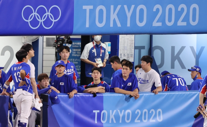 지난해 8월 5일 일본 요코하마 스타디움에서 열린 도쿄올림픽 야구 패자 준결승 한국과 미국의 경기. 2-7로 패해 결승 진출이 좌절된 대표팀이 아쉬워하고 있다. (사진=연합뉴스)