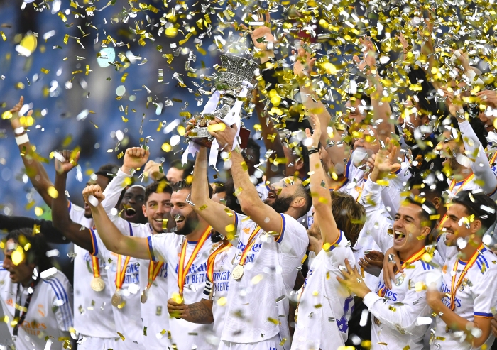 12번째 수페르 코파 우승을 자축하는 레알 마드리드 선수들 (사진=EPA 연합뉴스)