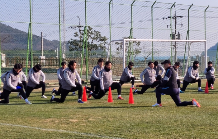 (사진=2022시즌부터 K리그2에서 활약할 김포FC 선수들이 남해에서 전지훈련을 치르고 있다 / 김포시)
