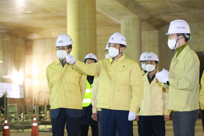 황성규 제2차관(가운데)이 광역급행철도 안전점검을 하고있다
