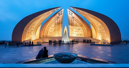 이슬라마바드의 랜드마크인 파키스탄 기념비는 파키스탄의 4개 주를 상징한다.