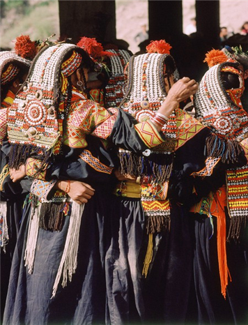 파키스탄, 치트랄, 룸부르 계곡, 카일라쉬 여성들이 매년 열리는 추수 감사제에서 춤을 추고 있다.
