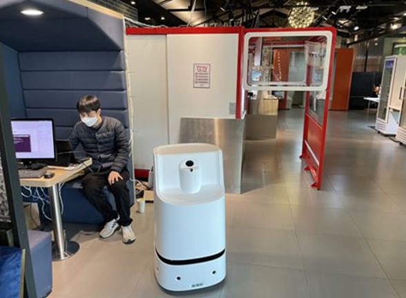 한국기계연구원 인공지능기계연구실 김창현 실장 연구팀이 개발한 AI 기반 스마트 방역로봇을 대전의 한 스마트 무인카페에서 실증하고 있다.