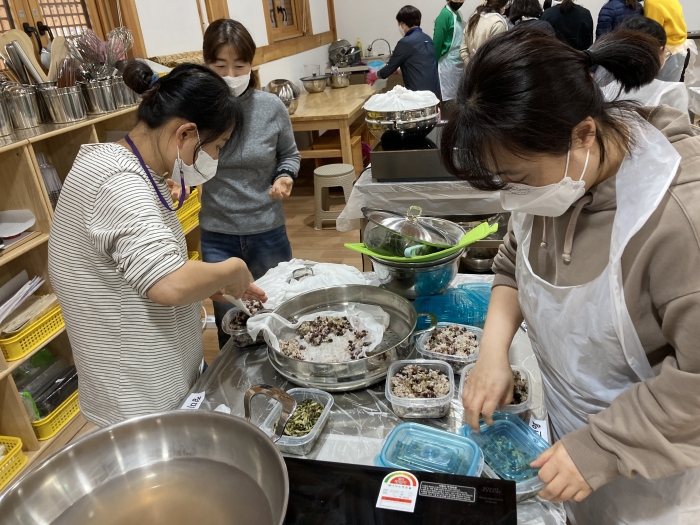 지난해 전통문화체험관에서 열린 대보름 오곡밥과 시래기 만들기 모습