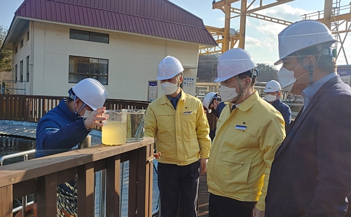 권영주 부군수(오른쪽 두번째)가 군북면 이백리 소재 옥천하수처리장 시설에서 유입수와 하수처리된 수질을 점검하고 있다