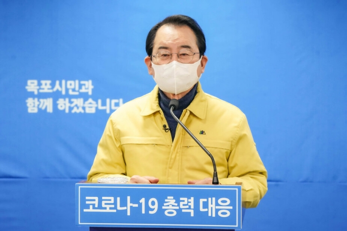 김종식 목포시장이 코로나19 대응방안에 대한 담화문을 발표하고 있다.