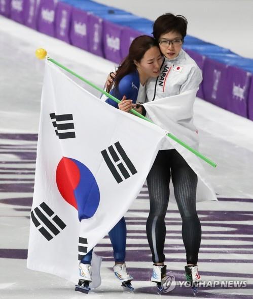 지난 2018 평창 동계올림픽에서 2위 이상화(왼쪽)를 위로해주는 1위 고다이라 나오. (사진=연합뉴스)