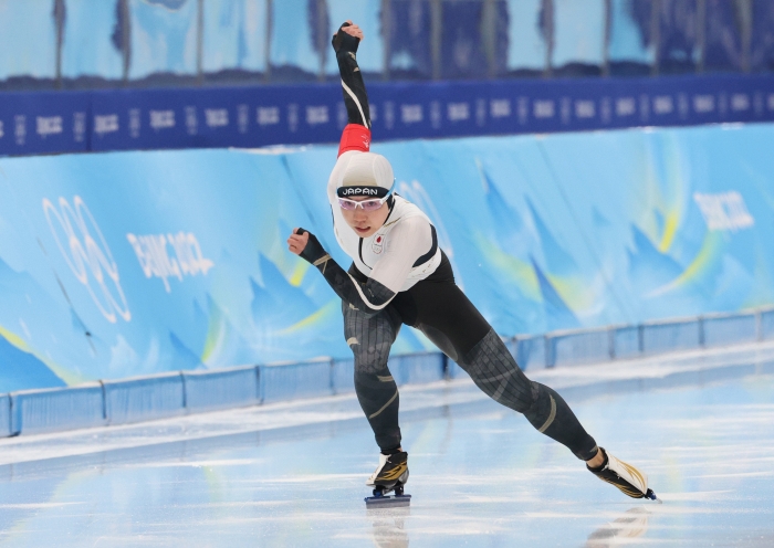 13일 오후 중국 베이징 국립 스피드스케이팅 경기장에서 열린 2022 베이징 동계올림픽 스피드스케이팅 여자 500m 경기에 출전한 고다이라 나오(일본)가 역주하고 있다. (사진=연합뉴스)
