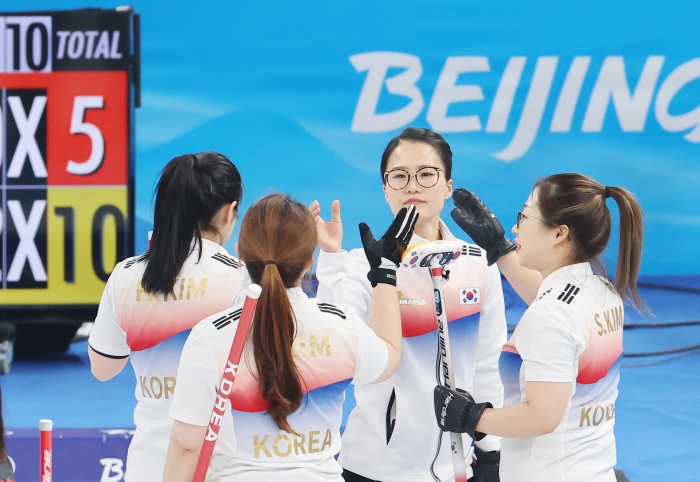 (사진=한국 여자 컬링대표팀이 14일(한국시간) 열린 2022 베이징 동계 올림픽 컬링 여자 풀리그 6차전에서 일본을 꺾은 뒤 기뻐하고 있다 / 연합뉴스)