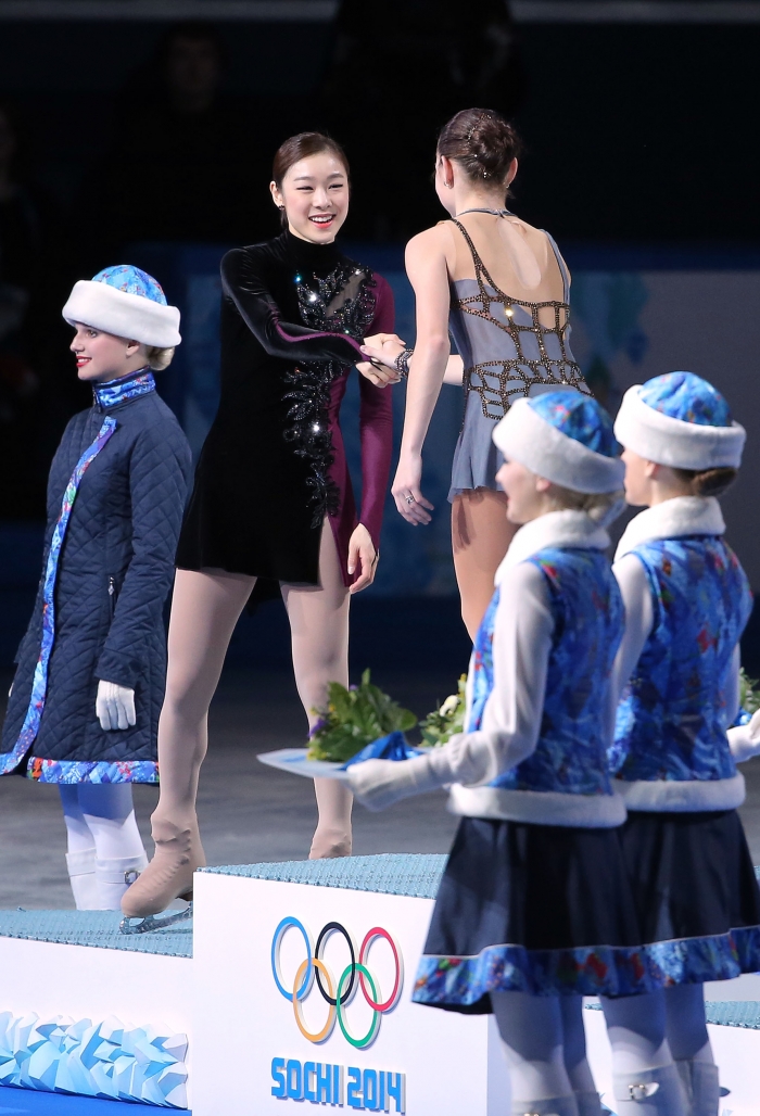 2014 소치올림픽에서 소트니코바에게 축하 인사하는 김연아. (사진=연합뉴스)