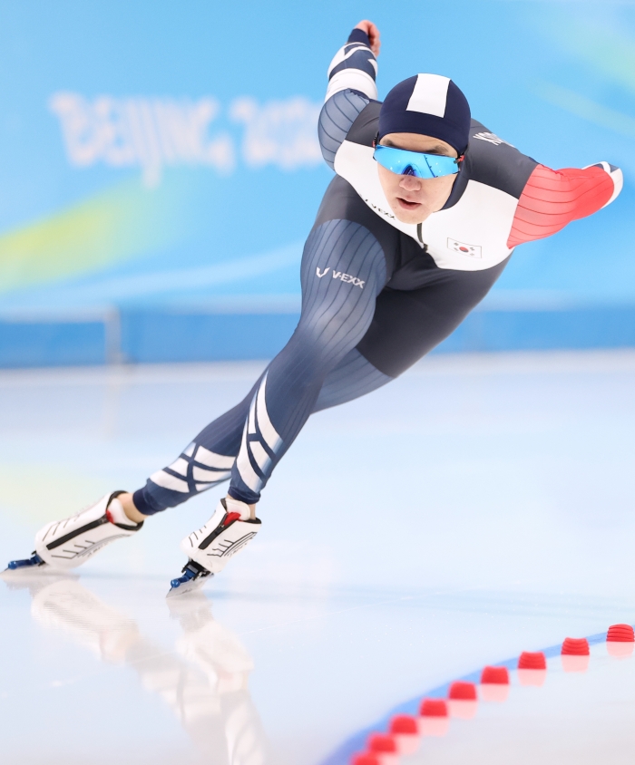 차민규가 18일 중국 베이징 국립 스피드 스케이팅 경기장(오벌)에서 열린 2022 베이징 동계올림픽 스피드스케이팅 남자 1,000m에 출전해 곡선 주로를 달리고 있다. / 사진=연합뉴스