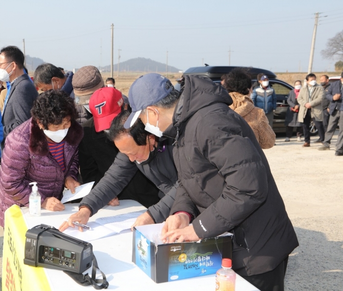 지난 26일 신안군 지도읍 신안태양광발전소에서 주민들이 태양광배당금을 지급 받고 있다.