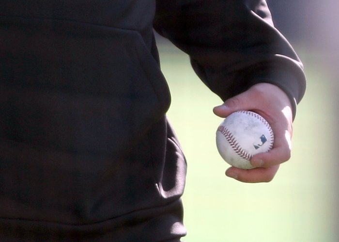 류현진(35·토론토 블루제이스)의 손에 쥐어진 MLB 공인구. 메이저리그가 노사협상 실패로 28년만의 시즌축소가 불가피해졌다. (사진=연합뉴스)