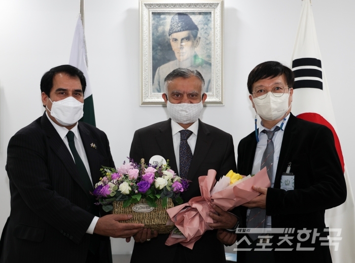 왼쪽부터 칸 명예 영사, 나빌 무니르 주한 파키스탄 대사, 박상건 데일리스포츠한국 대표이사. (사진=이상현 기자)