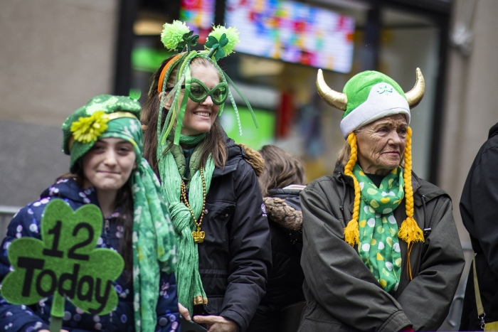17일 뉴욕 맨하탄에서 열린 세인트 패트릭스 데이 축제에서 초록색으로 치장한 연도의 시민들 (사진=AP 연합뉴스)