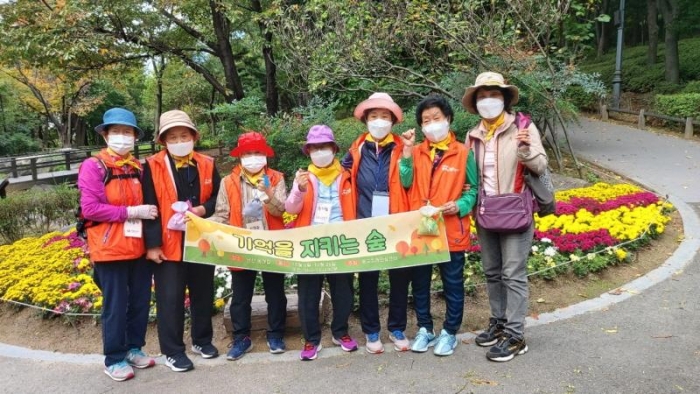 서울시는 오는 11월까지 치매 어르신 및 가족들의 일상 속 삶의 질을 유지하고 정서적·신체적 건강증진을 돕기 위해 산림치유 프로그램인 ‘기억 숲 산책’을 진행한다.