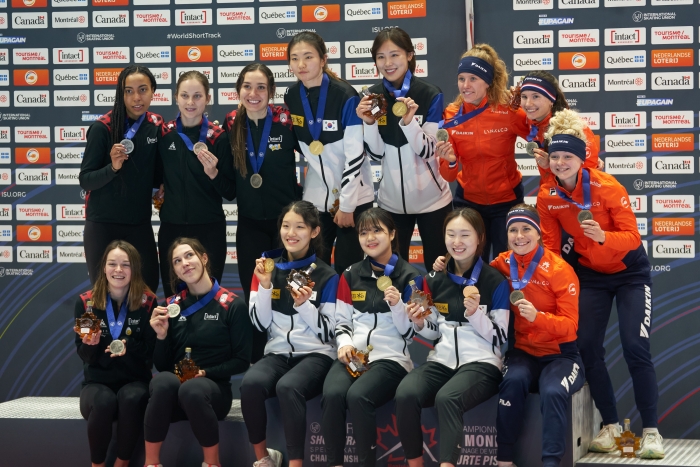(사진=11일(한국시간) 열린 2022 ISU 쇼트트랙 세계선수권대회에서 3000m 계주 금메달을 획득한 한국 여자 대표팀(가운데) / EPA=연합뉴스)