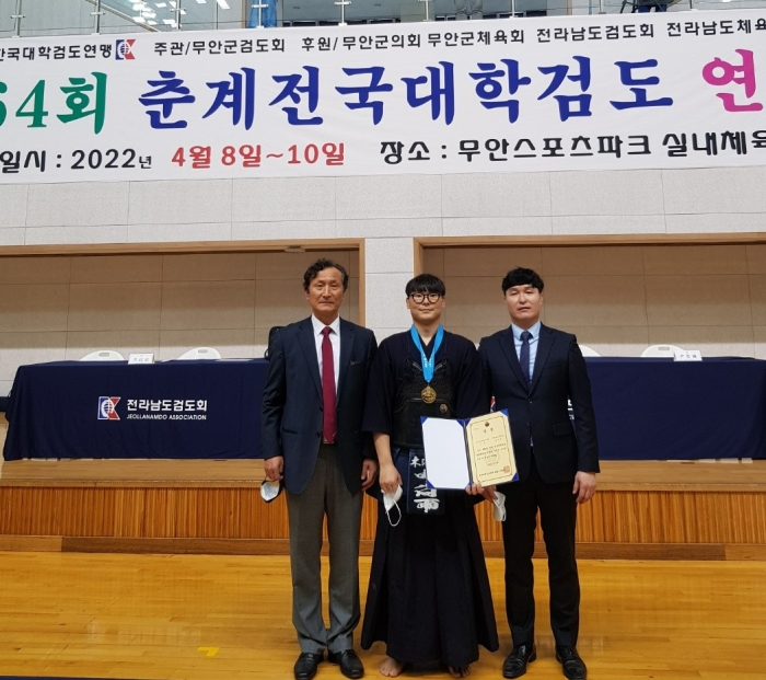 왼쪽부터 박동철 감독, 신상우 선수, 문선욱 코치