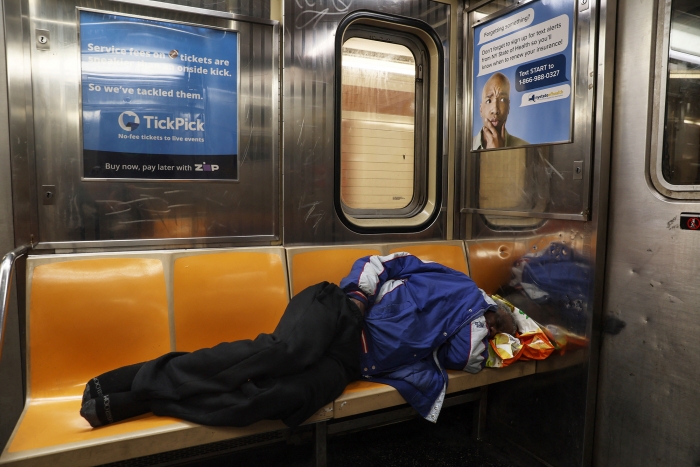뉴욕 지하철 터널에 살고 있는 노숙자가 최근 체포돼 놀라움을 주고 있다. 지하철 전동차에서 한 노숙자가 잠을 자고 있다. (사진=로이터 연합뉴스)