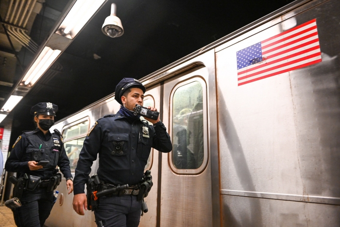 뉴욕지하철 총기난사사건 용의자 프랭크 제임스(62)가 한 동영상에서 뉴욕시장을 비난하며 범행을 예고하는 발언을 해 관심이 모아진다. 뉴욕경찰이 범행이 일어난 역에서 순찰을 하고 있다. (사진=AFP 연합뉴스)