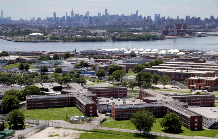 뉴욕 맨하탄 옆에 '죄수 섬'&#160;라이커스 아일랜드가 있다. 이 섬의 미결수 구치소와 정신병동에 1만여명의 재소자가 수용돼 있다. 라이커스 아일랜드 건너편 맨하탄이 보인다. (사진=AP연합뉴스)