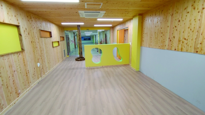 지난해 콘크리트서 목재로 교실환경 탈바꿈한 대전 노은초등학교.