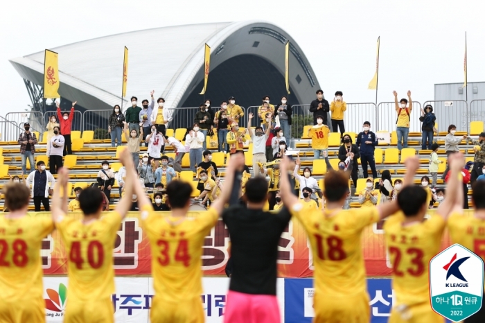 승리 후 기뻐하는 광주FC 선수들 (사진=한국프로축구연맹)