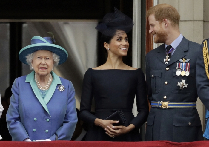 도날드 트럼프 전 대통령이 25일 TV 인터뷰에서 영국의 해리 왕자와 메건 마클 커플이 파경을 맞을 것이라고 예측해 관심이 모아진다. 사진은 2018년 버킹검 궁에서 엘리자베스 2세여왕과 함께 함 모습. (사진= 연합뉴스)