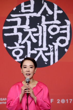 2017년 제22회 부산국제영화제에서 활동하고 있는 강수연 집행위원장 (사진=연합뉴스 제공)