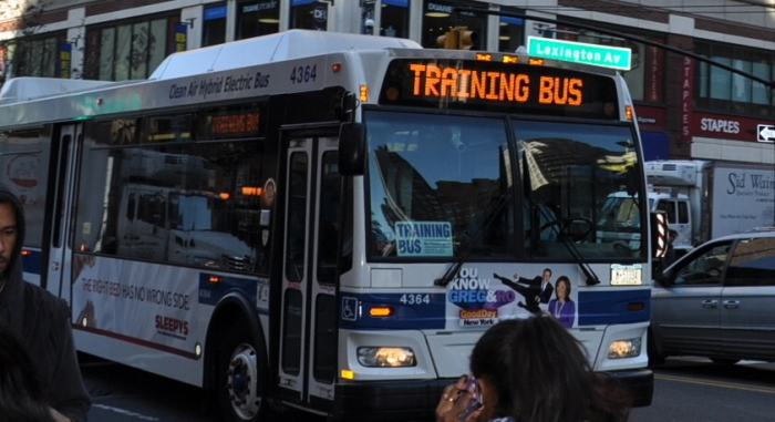 뉴욕교통국(MTA)이 시내버스 무임승차를 막기 위해 버스기사들에게 뒷문 자동 개폐를 하지 말라는 지침을 내렸다. (사진=NEWSROH/뉴스로)