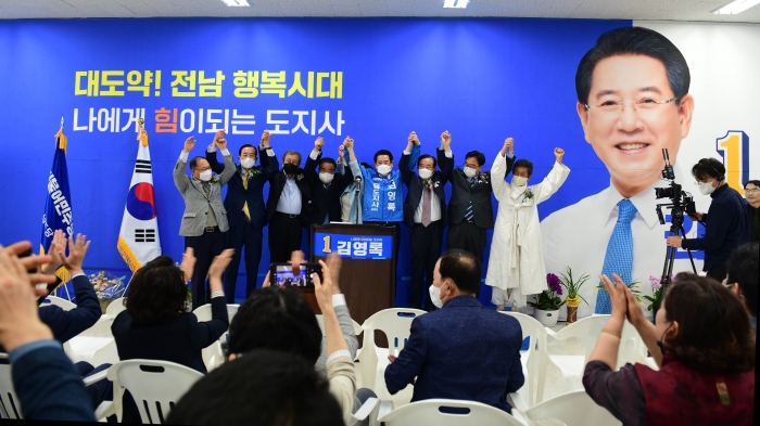 김영록 더불어민주당 전라남도지사 예비후보가 9일 순천에서 5천여 명의 지지자들이 참석한 가운데 선거사무소 ‘대도약 행복캠프’를 개소했다.