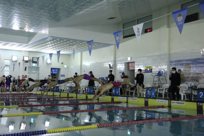 근대5종경기 중 조요려수영장에서 수영경기 하는 모습 .