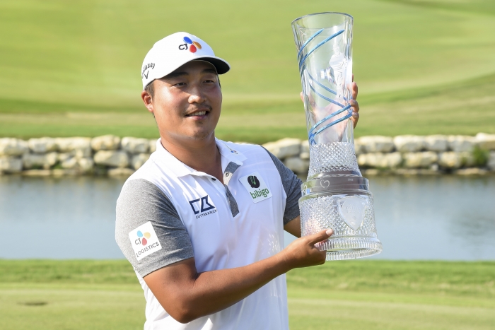 (사진=16일(한국시간) PGA 투어 AT&T 바이런 넬슨에서 한국 선수 최초 2연패에 성공한 이경훈 / AP=연합뉴스)