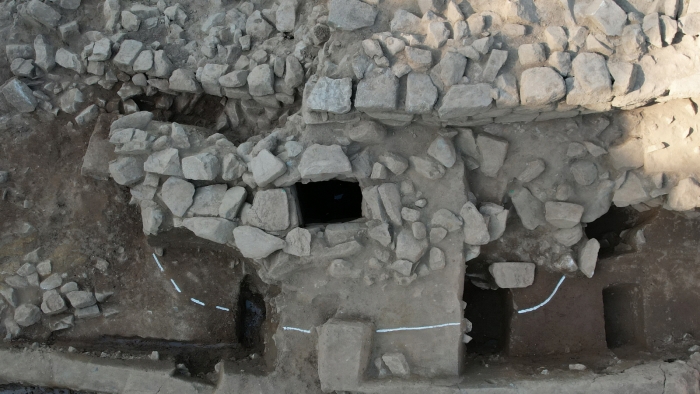 가림성 8차 발굴조사 성내벽과 우물 모습