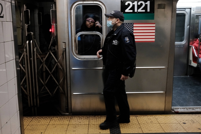 뉴욕 지하철에서 22일(현지시간) 대낮에 '묻지마 총격'&#160;사건으로 한 남성이 숨져 충격을 주고 있다. 이번 사건은 지난달 12일 출근 시간대 브루클린 전철역에서 총기 난사가 벌어진 지 한 달여 만에 발생해 뉴욕 시민들의 불안감을 키우고 있다. 사진은 순찰중인 뉴욕 경찰. (사진=AFP 연합뉴스)