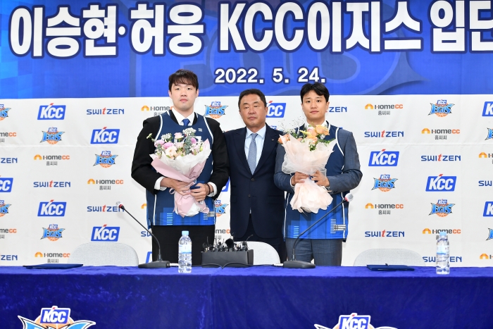 입단 기자회견을 가진 전주 KCC 전창진 감독(가운데)과 이승현(왼쪽), 허웅 (사진=KBL)