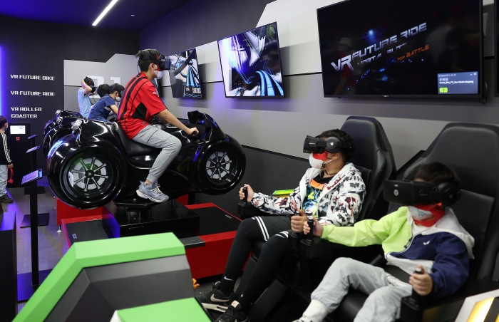 함평 엑스포공원 ‘VR 체험장’이 개장 1달만인 지난 23일 누적 이용객 3천 명을 기록하며 인기몰이를 하고 있다.