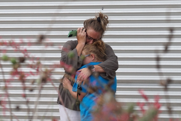 초등학생들을 대상으로 한 최악의 총기난사 참극이 또다시 미국에서 발생해 충격을 주고 있다. 텍사스 유발디의 롭 초등학교에서 24일(현지시간) 18세 남성이 소총과 권총 등으로 무장한 채 난사해 18명의 어린이와 3명의 성인이 사망했다. (사진=AFP 연합뉴스)
