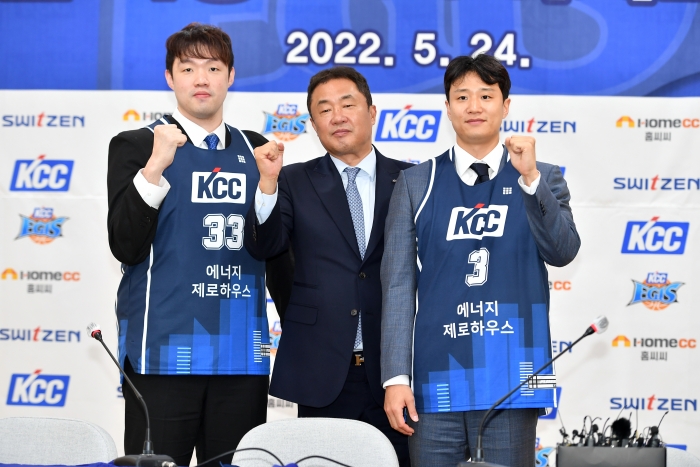 전주 KCC 입단 기자회견을 하는 이승현(왼쪽)과 허웅(오른쪽) (사진=KBL)
