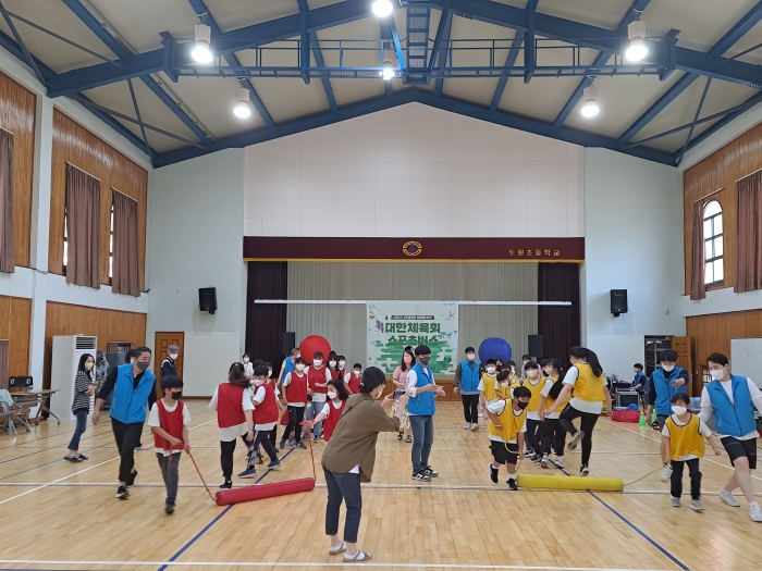2022년도 행복나눔 스포츠교실 공모에 선정된 고흥 두원초등학교에서는 지난 24일 작은운동회를 열며 학생들과 즐거운 시간을 가졌다. 