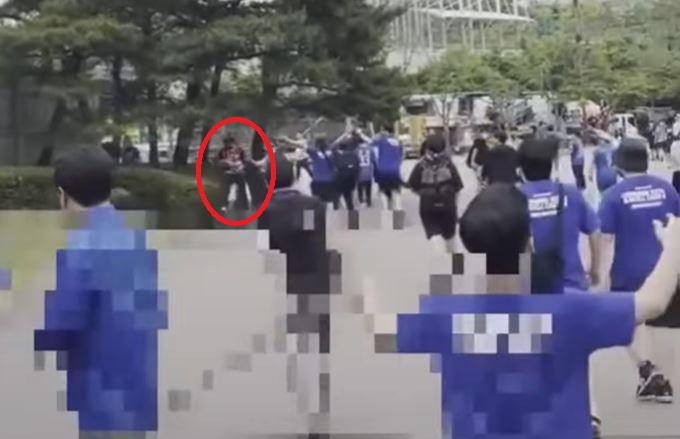 (사진=서울 유니폼을 입은 팬이 한 남성에 의해 들어올려지는 장면 / 유튜브 영상 캡처)