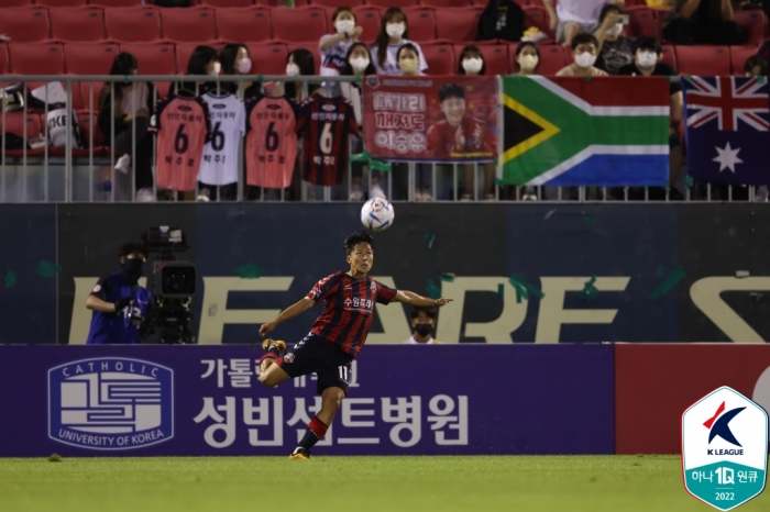 (사진=수원FC 공격수 이승우가 21일 열린 포항과 경기에서 발리슛을 시도하고 있다 / 한국프로축구연맹)